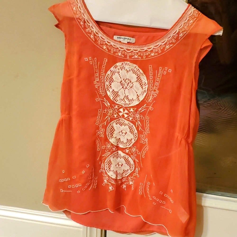 BR peach & white top